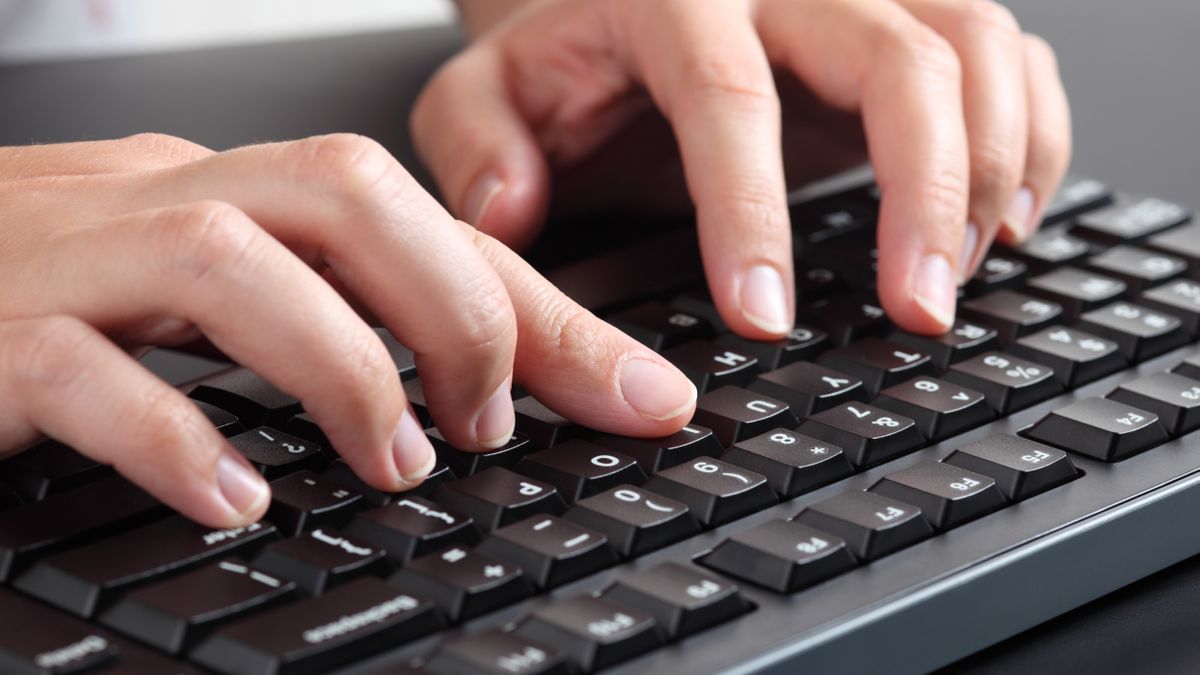 ¿Escribir en tu computadora portátil también podría ayudar a cargarla? Los científicos desarrollan un material que genera electricidad al comprimirse