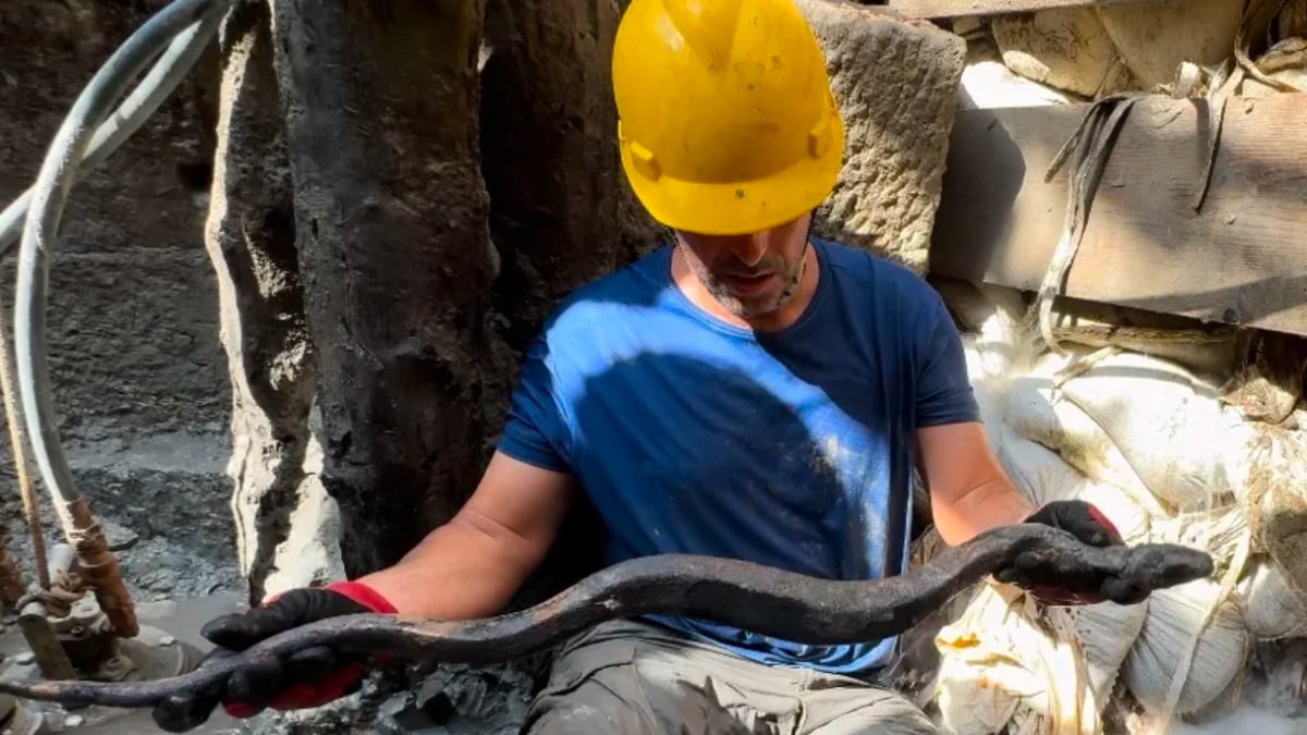 Antiguas estatuas de bronce desenterradas de un manantial curativo etrusco en Italia