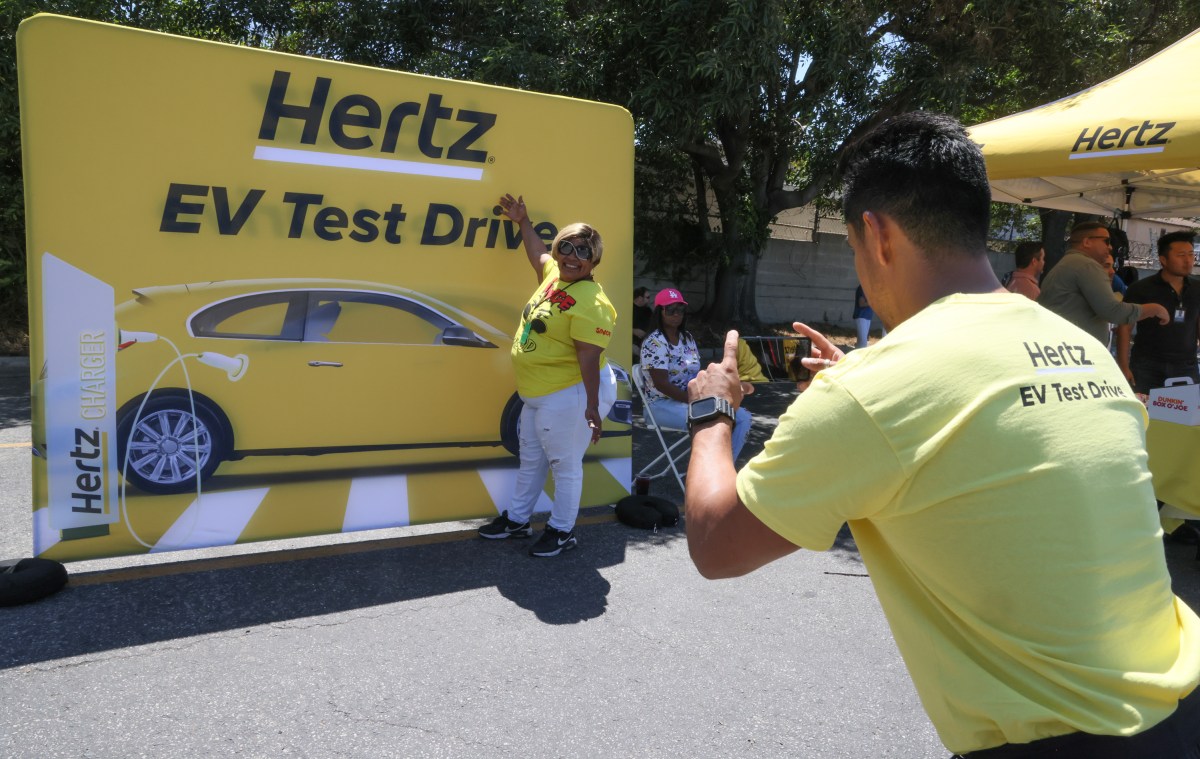 ¿Quieres un vehículo eléctrico barato? Hertz ofrece descuentos a los inquilinos