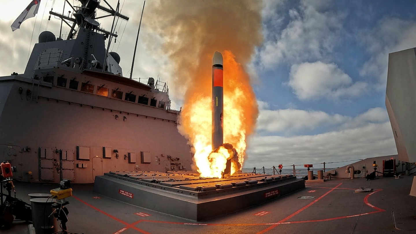 La prueba HMAS Brisbane de RAN dispara el misil de crucero Tomahawk