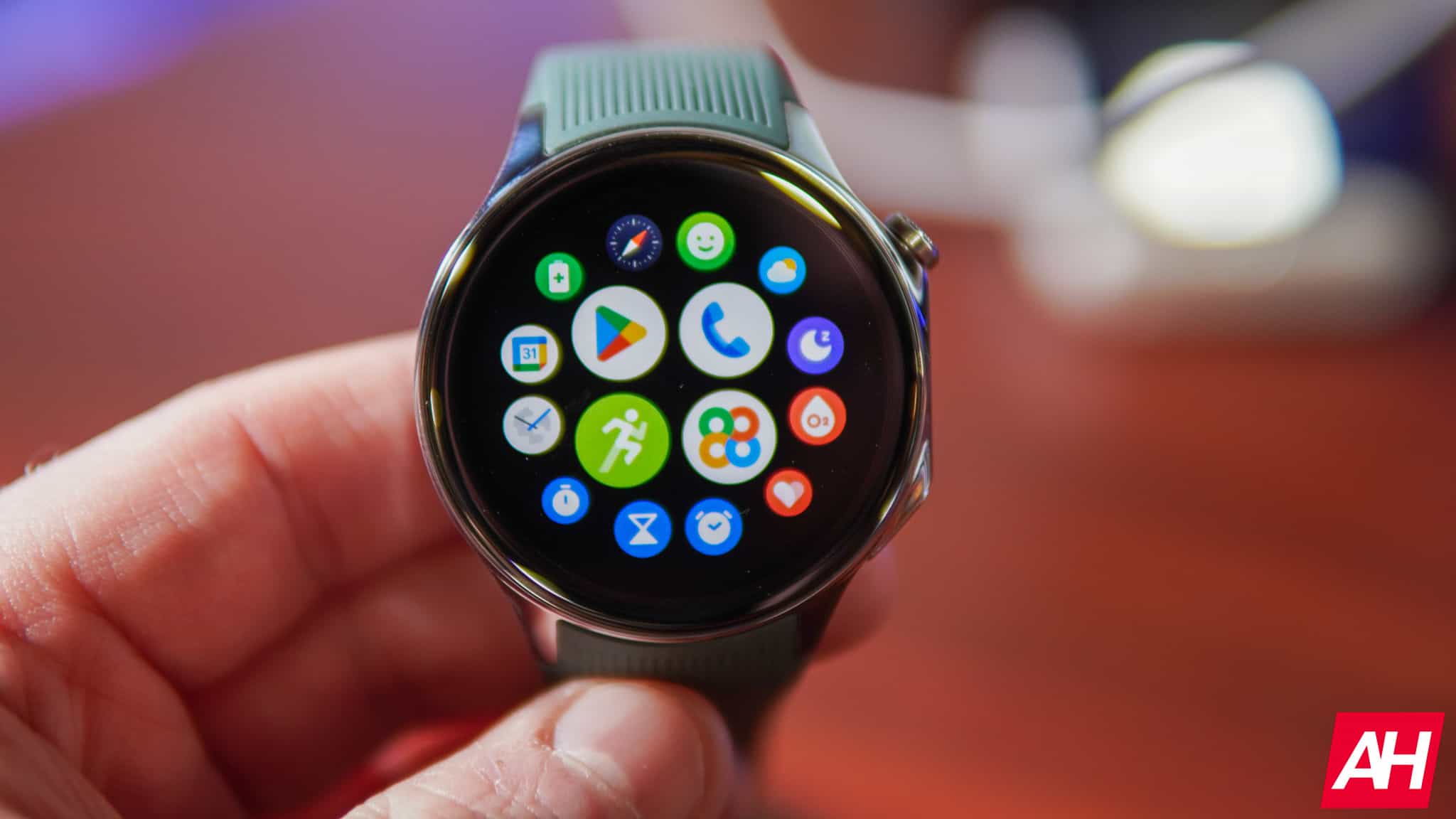Un supuesto modelo de OnePlus Watch 3 visto en el sitio web de la FCC