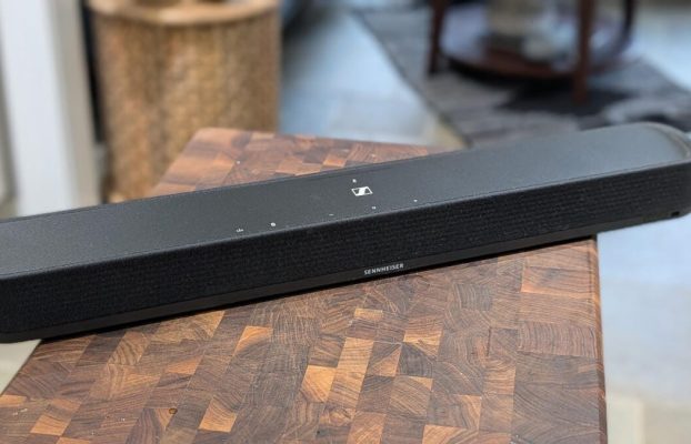 Finalmente, una barra de sonido de lujo que es compacta y ofrece audio envolvente (y tiene un descuento de $300)