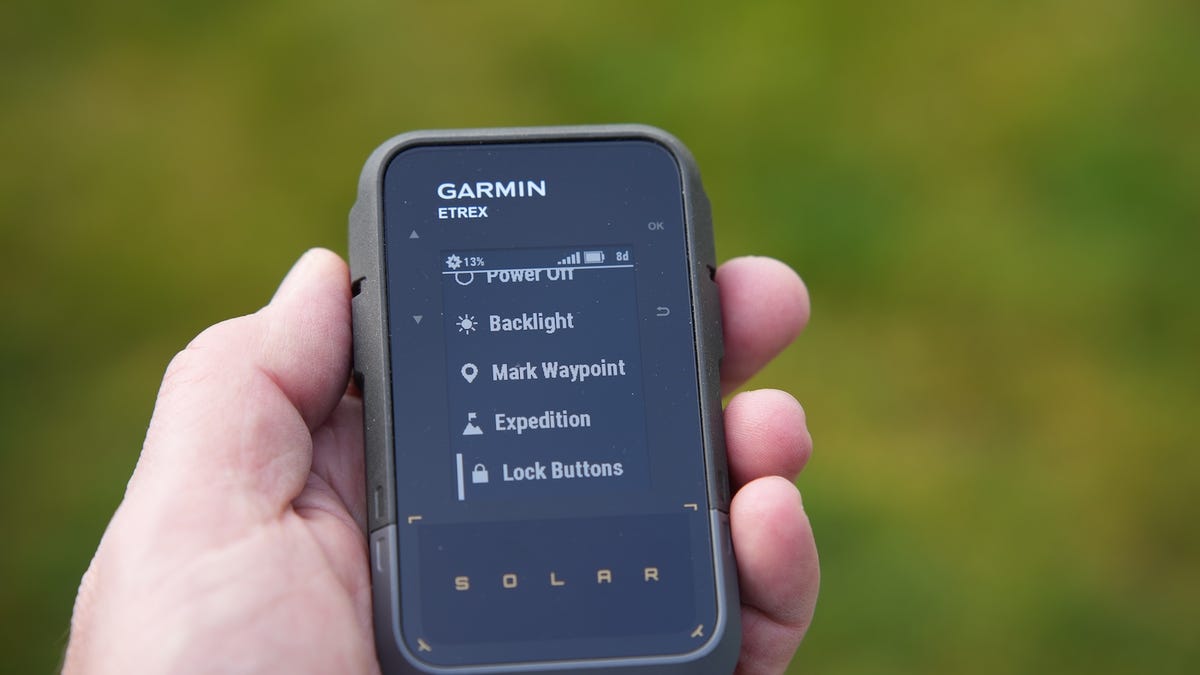 Este rastreador GPS con ‘batería ilimitada’ es una parte integral de mis caminatas y está a la venta