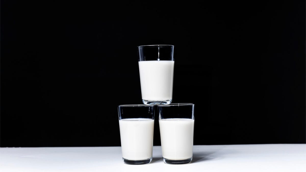 Un vaso de leche caliente y otras bebidas que te faciliten el sueño
