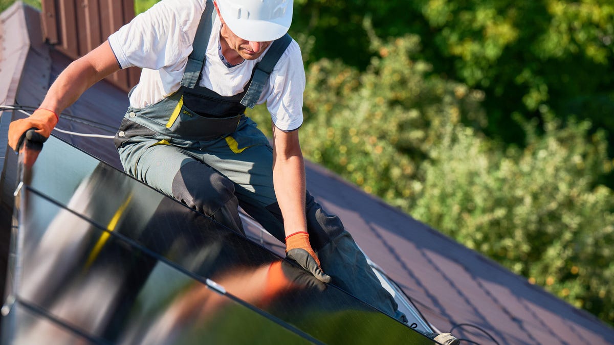 Cómo Trump podría cambiar los créditos fiscales para paneles solares, vehículos eléctricos y más