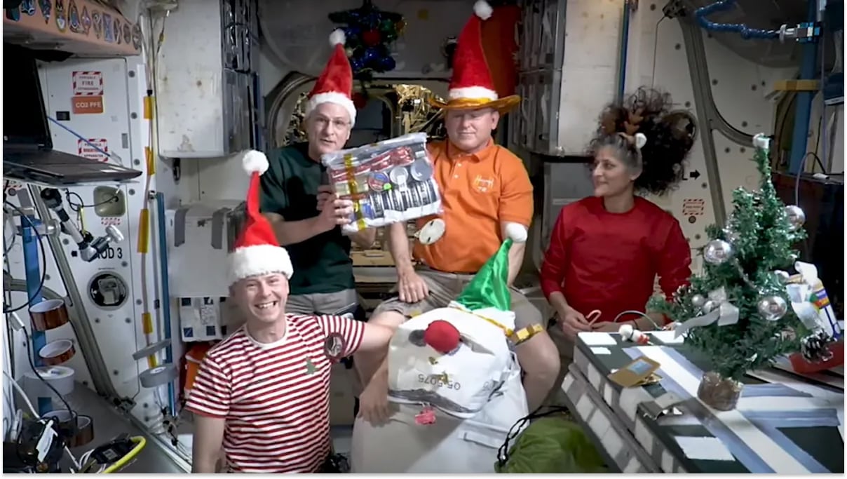 Los astronautas de la ISS comparten alegría navideña con bastones de caramelo flotantes y festividades