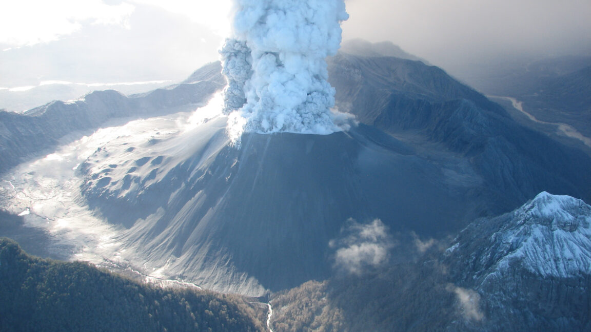 Explorando un terreno submarino esculpido por glaciares y volcanes