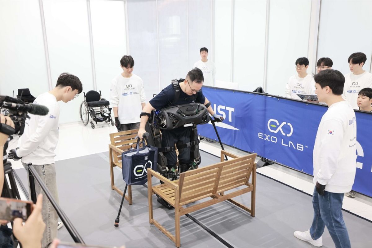 Investigadores surcoreanos presentan un robot exoesqueleto portátil ‘Iron Man’ para ayudar a las personas con paraplejía a caminar