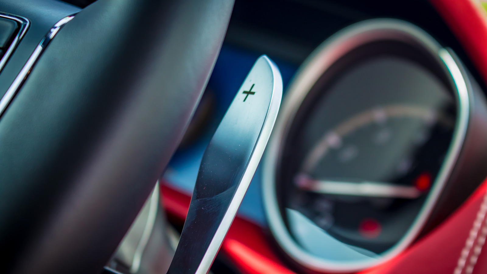¿Cómo funcionan las levas de cambio y por qué sólo algunos coches las tienen?