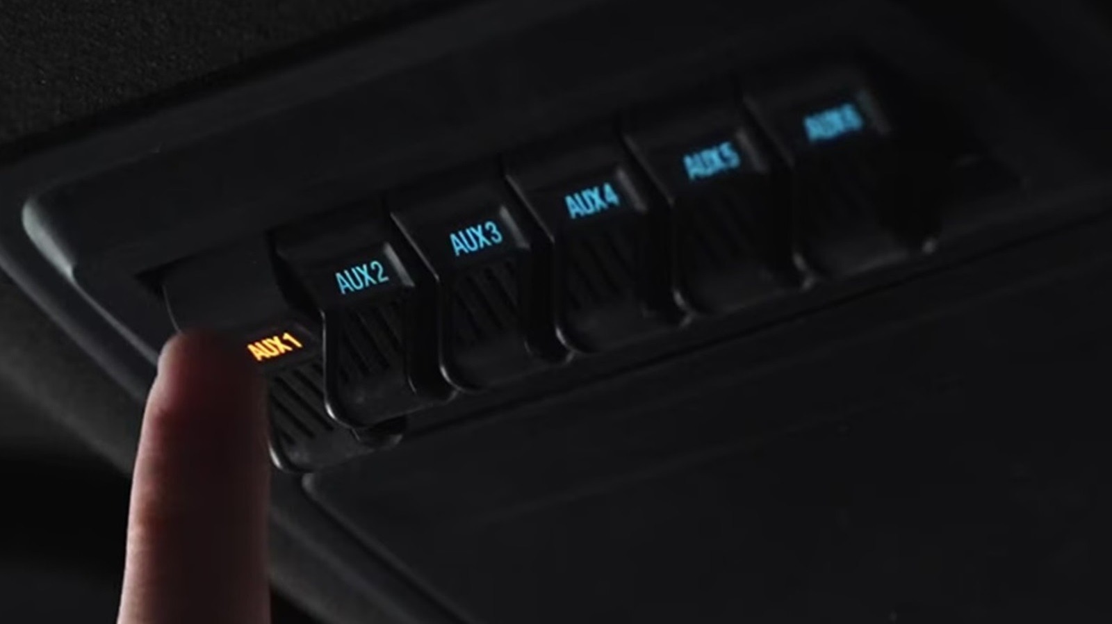 ¿Qué son los interruptores Ford Upfitter? (Y para qué usarlos)
