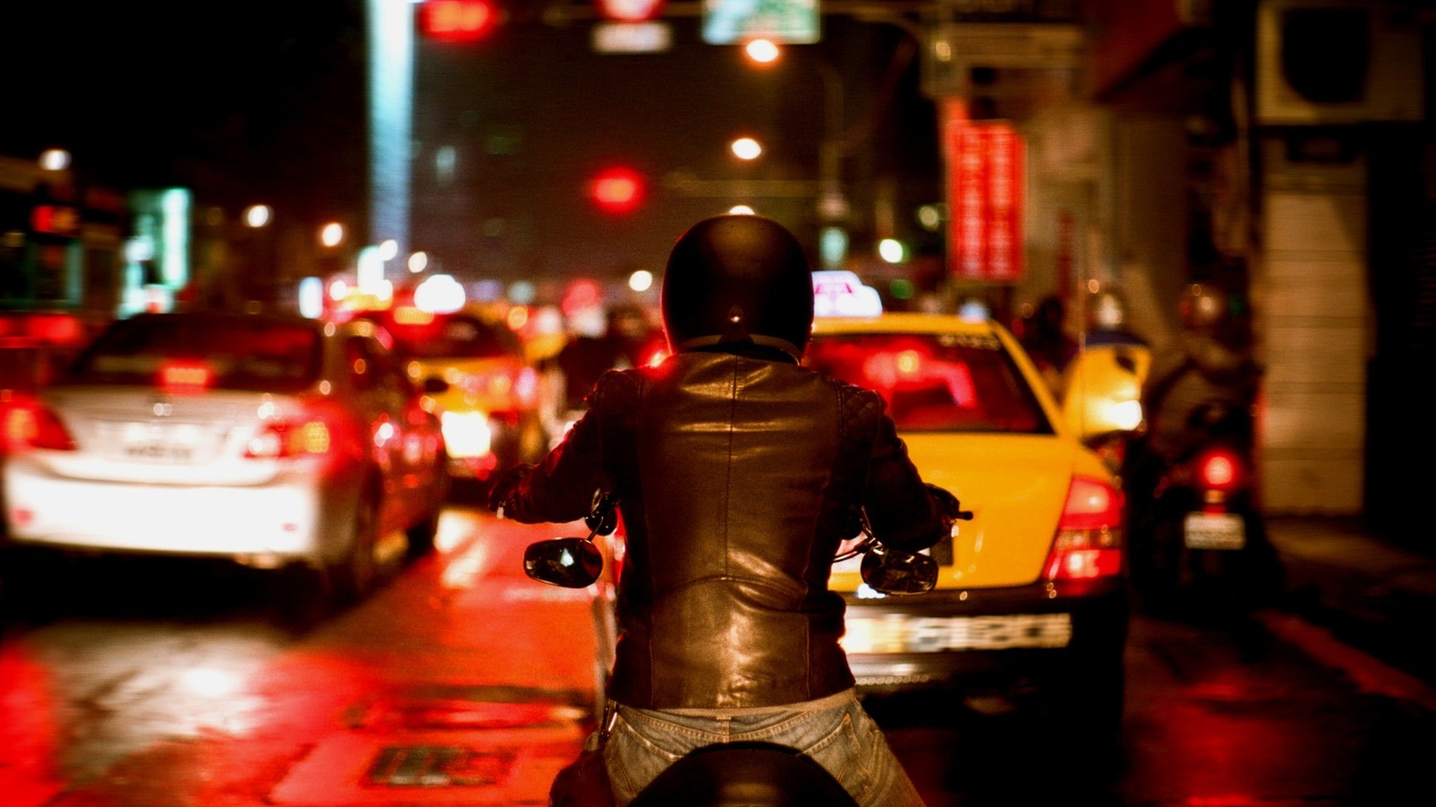 ¿Por qué los motociclistas aceleran sus motores en los semáforos?