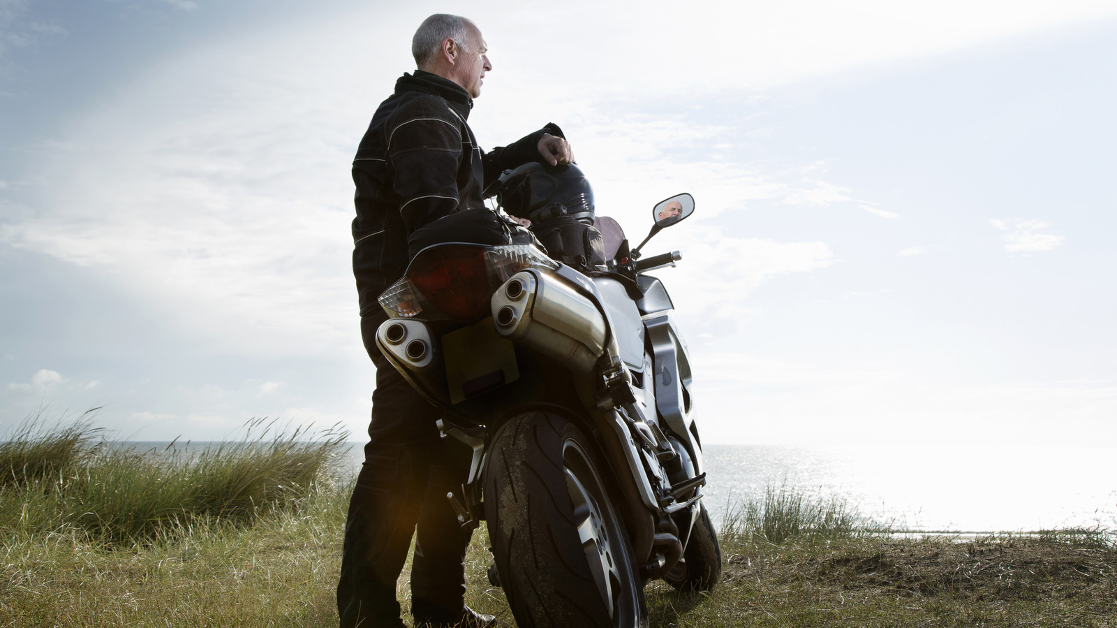¿Qué es un interruptor de apagado de motocicleta y qué sucede si lo golpea mientras conduce?