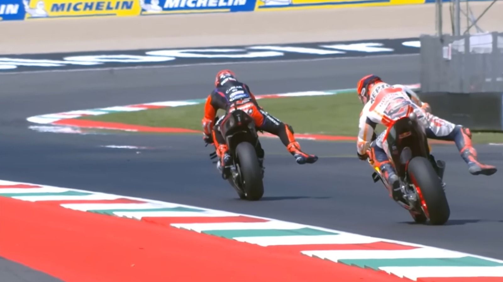 ¿Por qué los pilotos de MotoGP sacan la pierna?