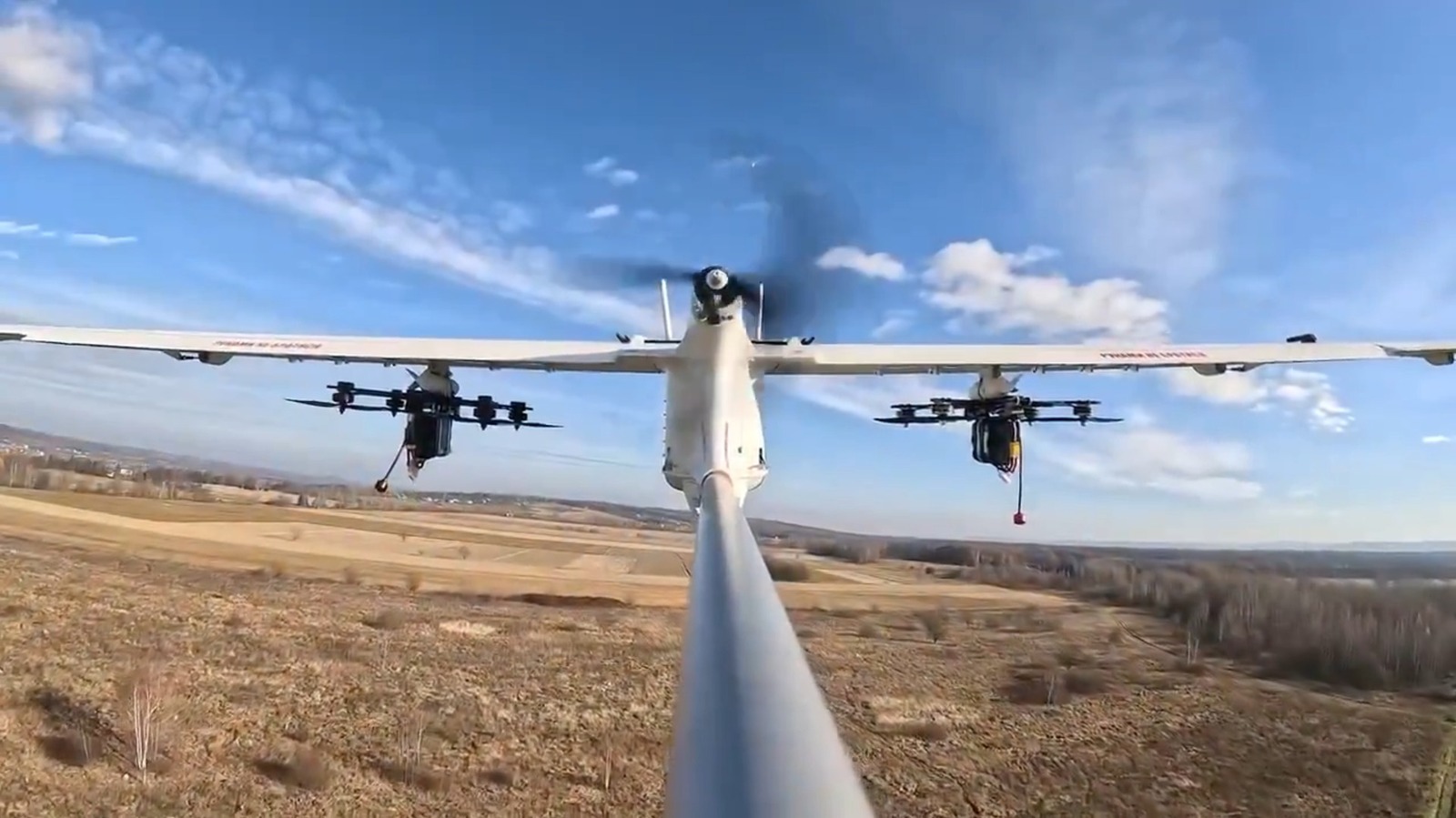 Drones ucranianos caen a izquierda y derecha desde una impresionante nave nodriza aérea no tripulada