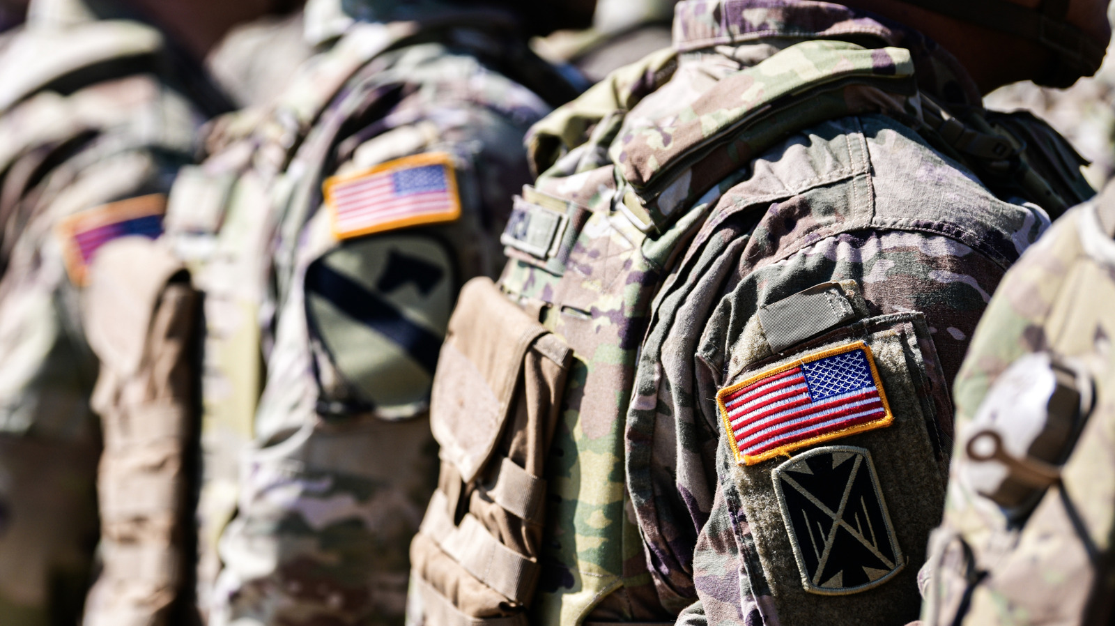¿Por qué la bandera estadounidense está al revés en los uniformes militares?