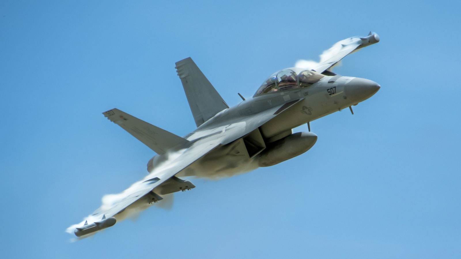 La razón por la que los aviones y barcos militares están pintados de gris