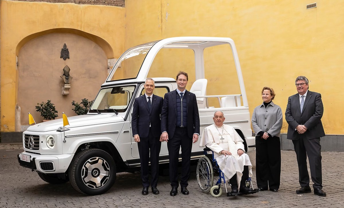 El Papa recibe su primer papamóvil eléctrico de Mercedes-Benz