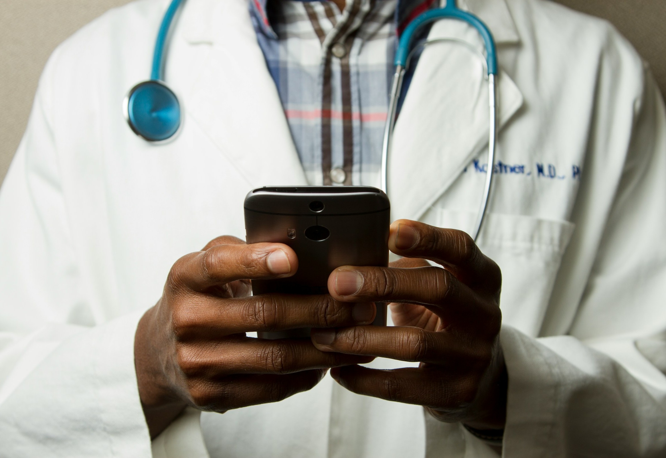 MHRA pone a prueba ‘AI Airlock’ para acelerar la adopción de la atención médica