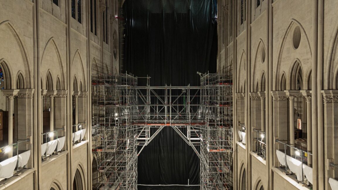 Un vistazo al interior de la restauración de la icónica catedral de Notre Dame