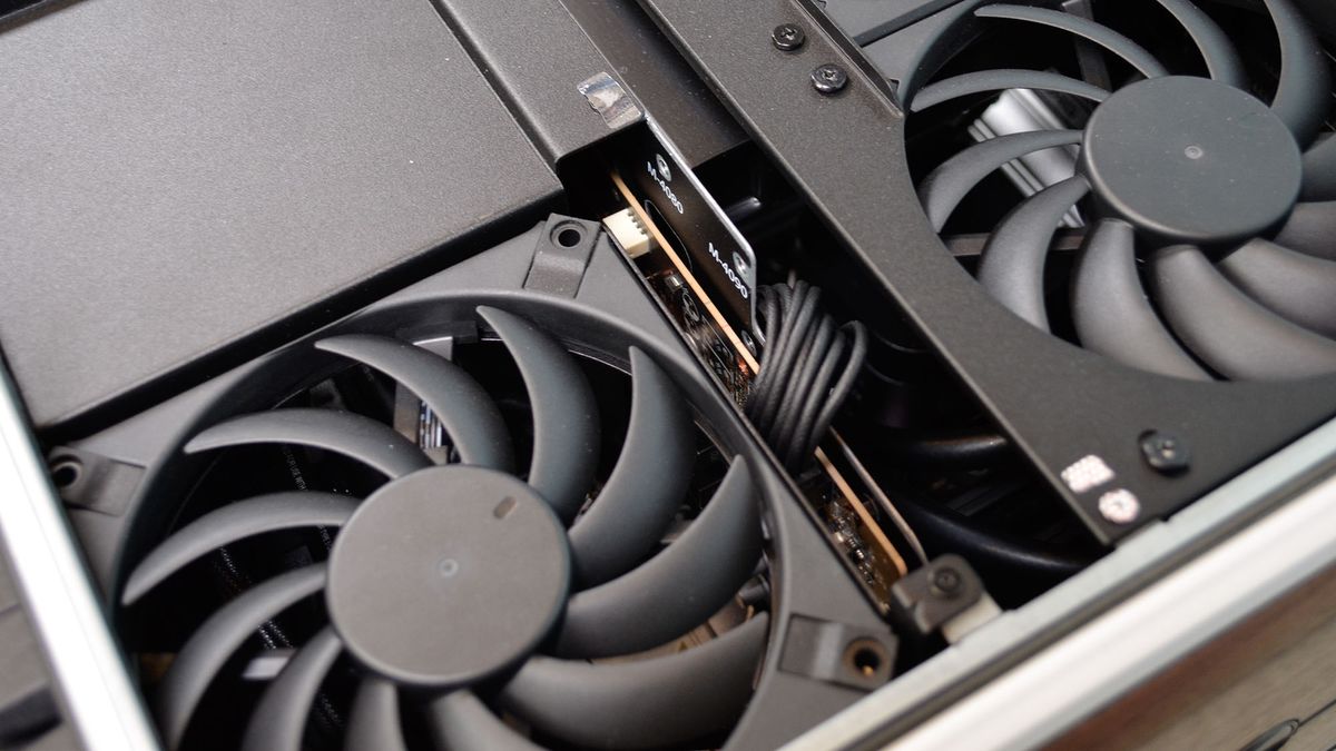 Microsoft respaldó una pequeña startup de hardware que acaba de lanzar su primer procesador de inteligencia artificial que realiza inferencias sin GPU ni costosas memorias HBM y un socio clave de Nvidia está colaborando con él.