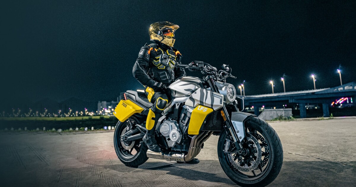 La moto desnuda de cuatro cilindros en línea de 700 cc parece sacada de una película de Transformers