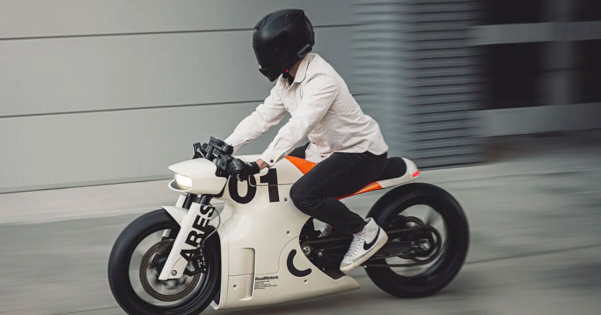 Esta cafe racer retro-futurista es sacada directamente del cyberpunk