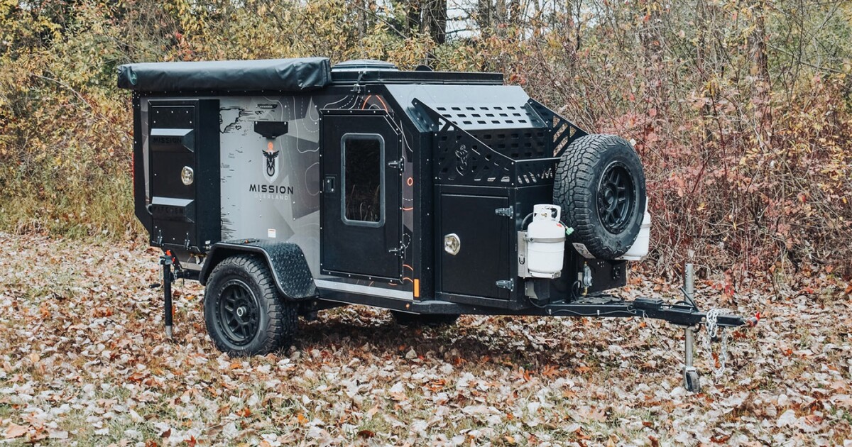 El robusto remolque Trail Dog está diseñado para los entusiastas aventureros de los deportes de motor.