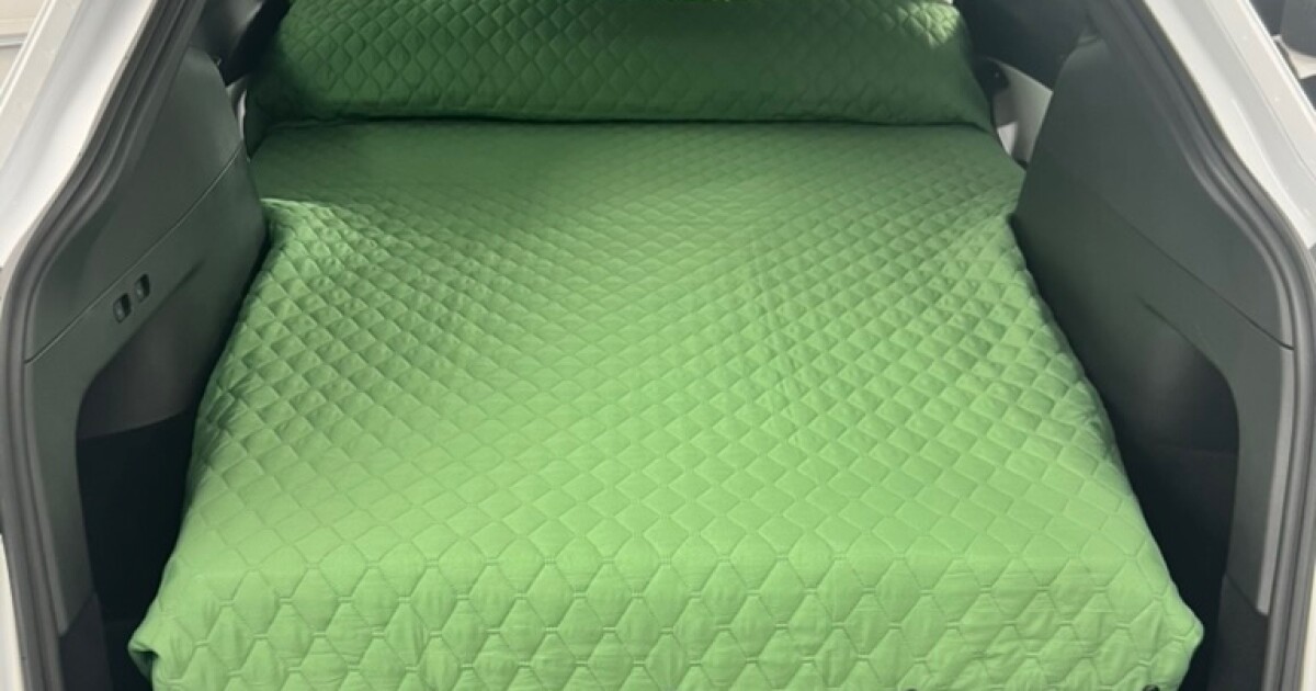 La plataforma de cama abatible convierte el Tesla Model Y en una caravana para transportar equipo