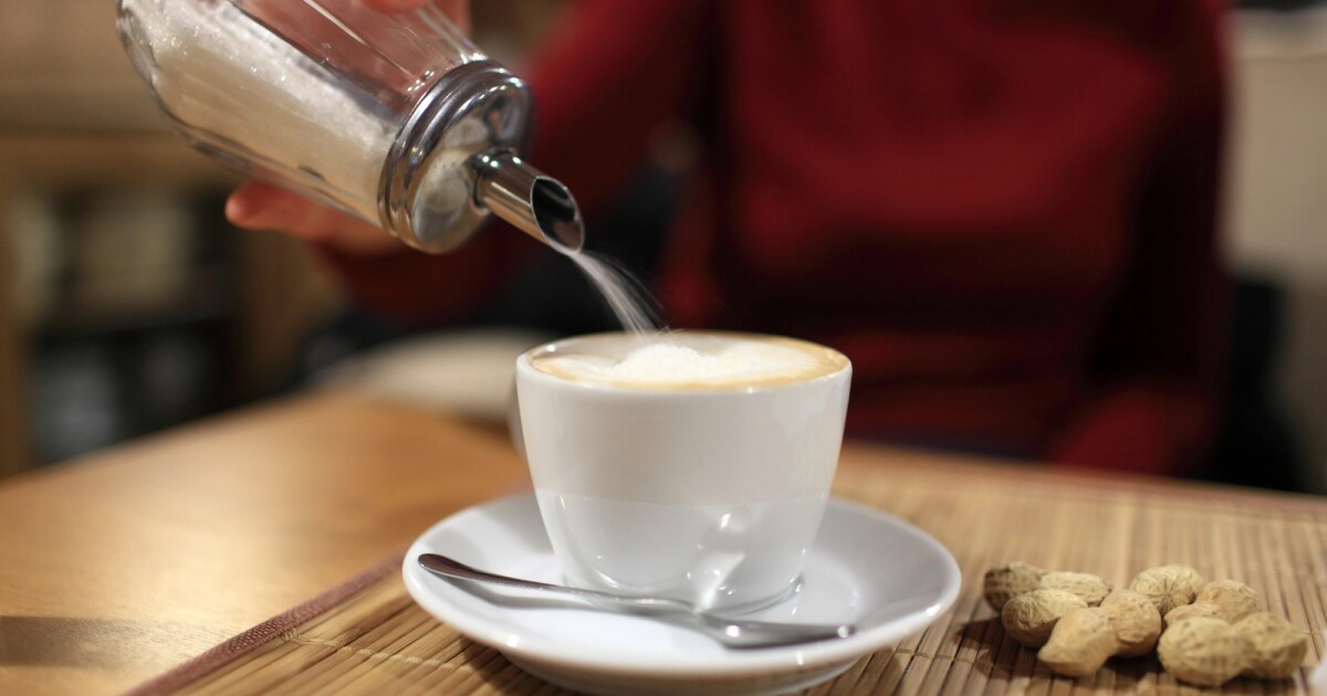He aquí por qué es posible que desee (o no) agregar azúcar a su café