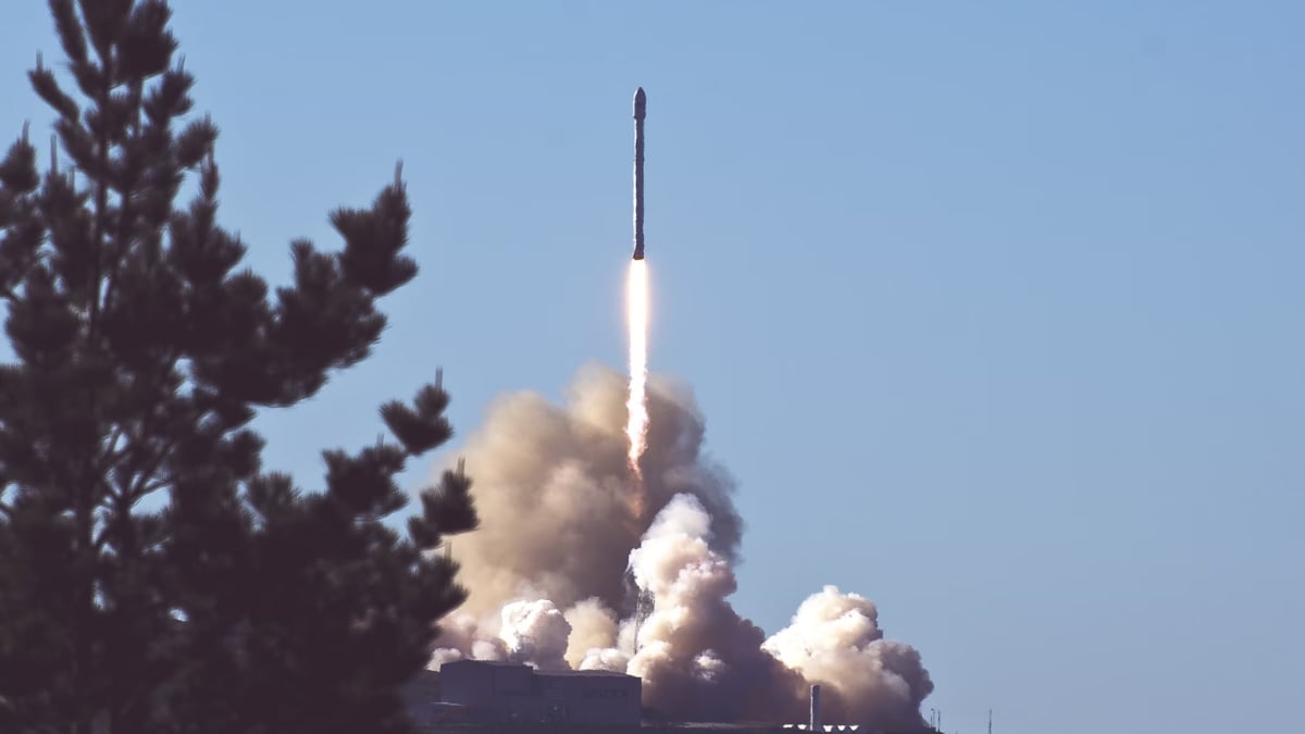 Los restos de la nave espacial Shenzhou-15 arden sobre Los Ángeles durante su reentrada incontrolada