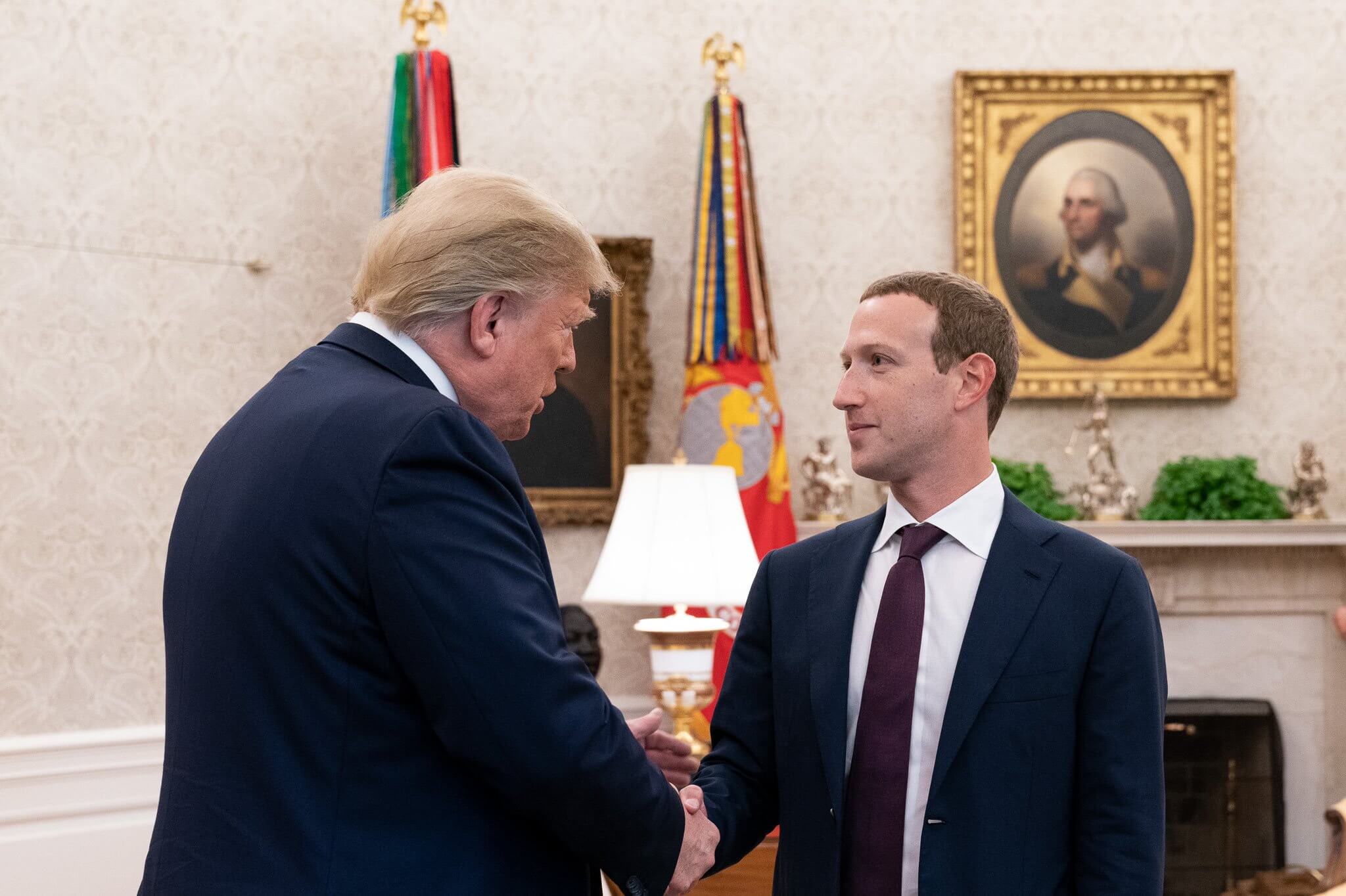 Meta niega haber obligado a las cuentas a seguir a Donald Trump y afirma que ocultar hashtags demócratas es un error