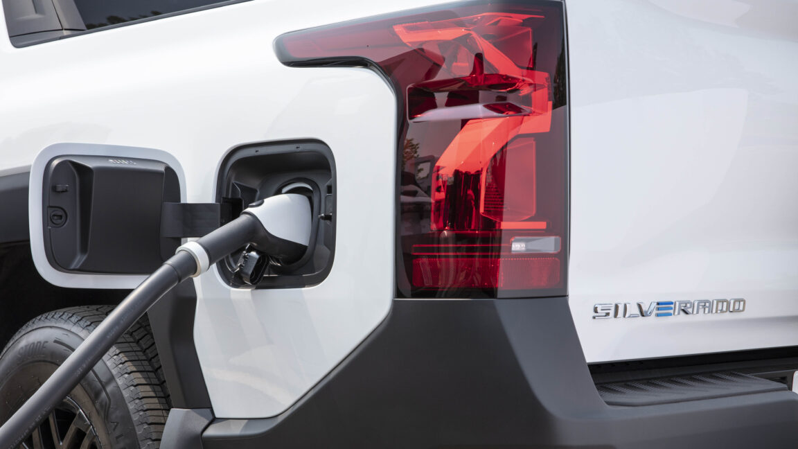 GM patenta un sistema de carga de doble puerto para vehículos eléctricos con vehículo a carga