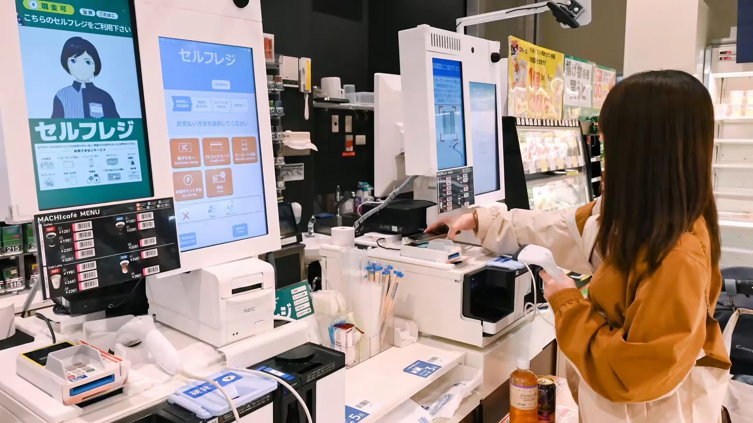 Una tienda japonesa emplea trabajadores remotos como empleados de tiendas de conveniencia para los turnos de noche