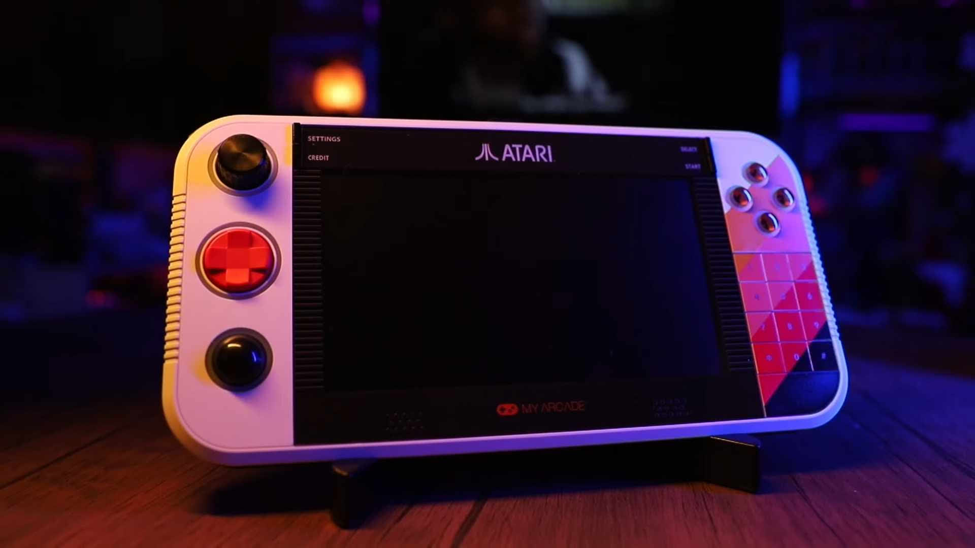 Atari muestra un sistema de juegos portátil con trackball y teclado numérico