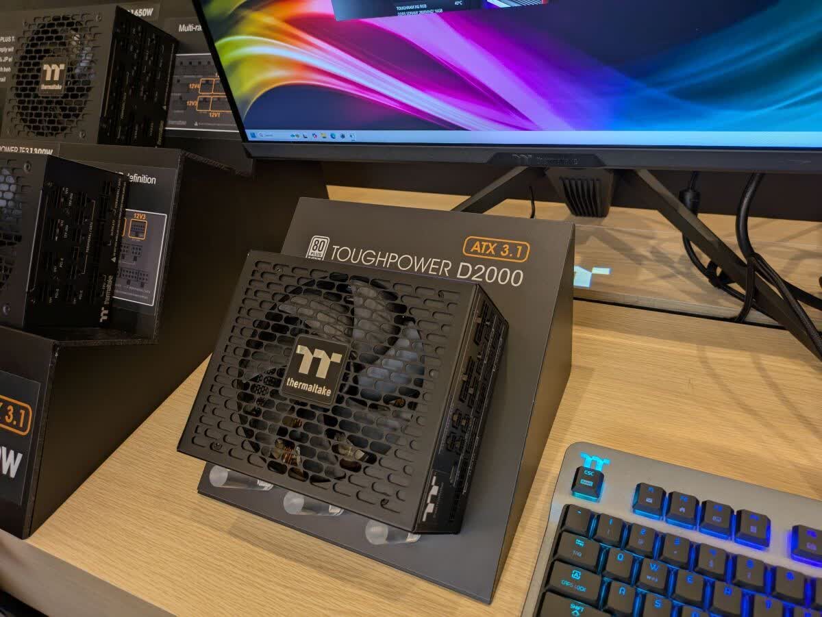 Thermaltake presenta una enorme fuente de alimentación de 2000 W, pero es demasiado potente para los puntos de venta de EE. UU.