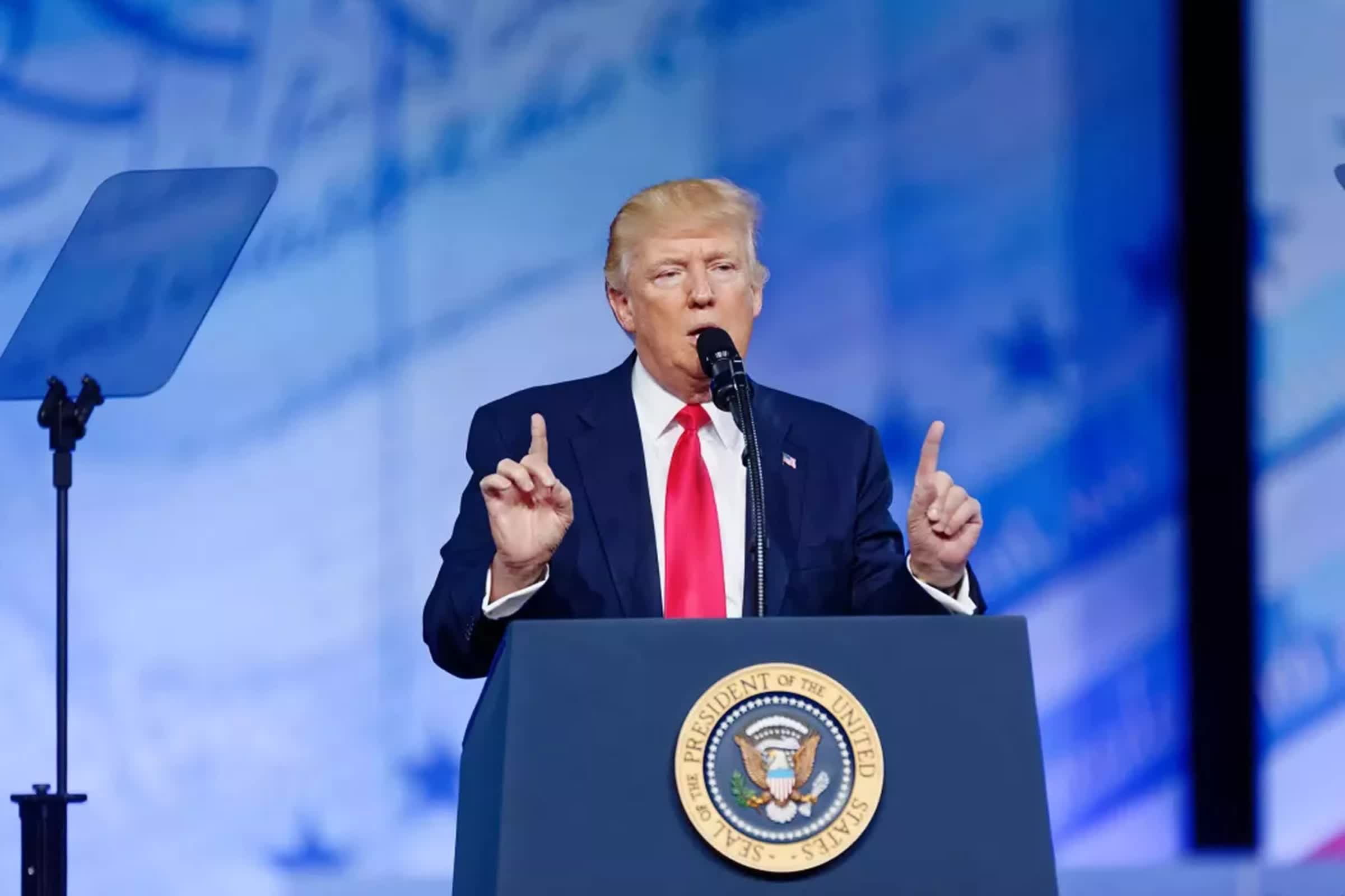 Trump amenaza los aranceles en los chips importados y los bienes tecnológicos a pesar de las advertencias sobre PC más altos, precios de los teléfonos inteligentes