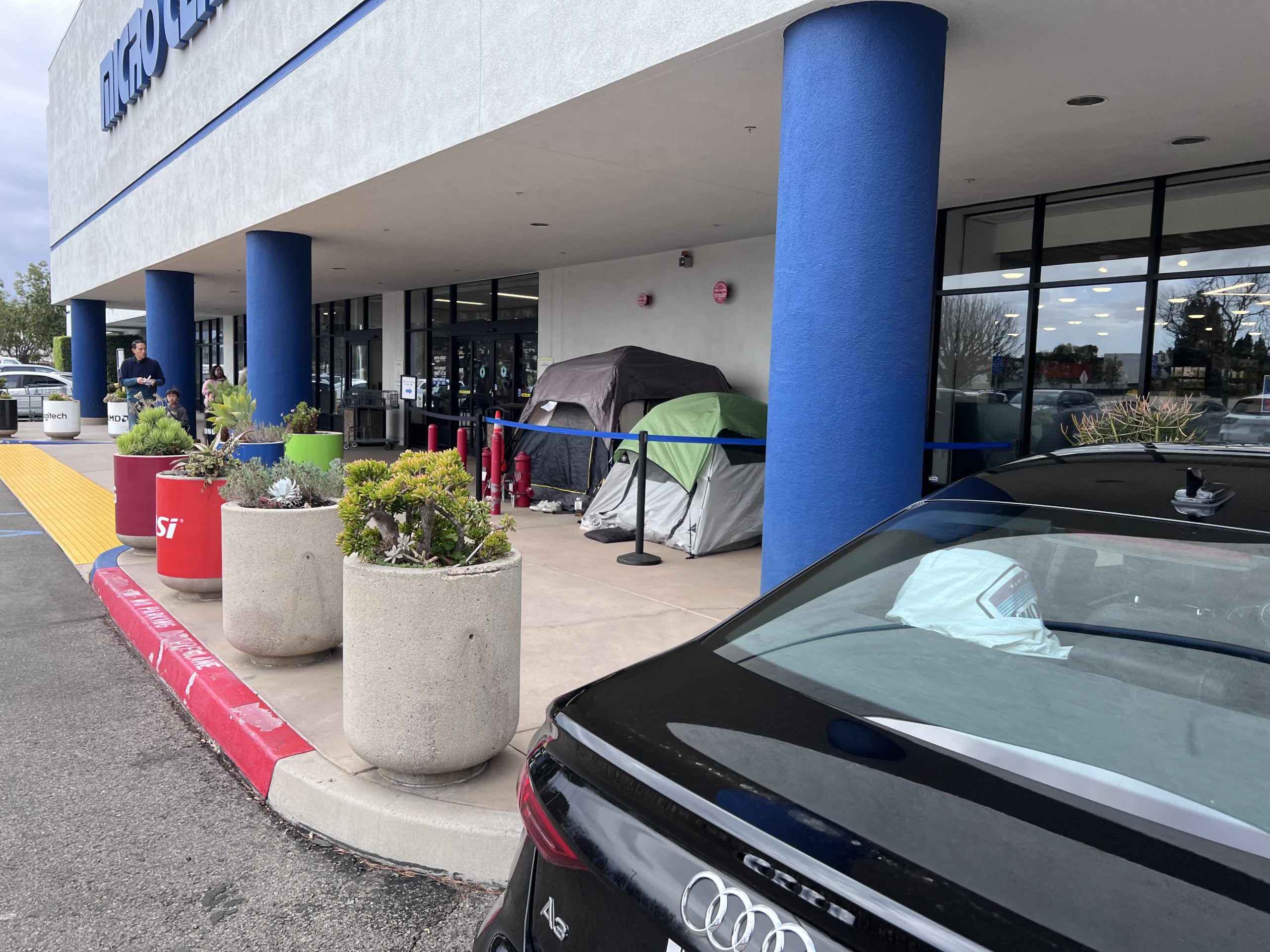Los campistas llegan al Micro Center for Nvidia RTX 5090 y 5080 GPU Days antes del lanzamiento