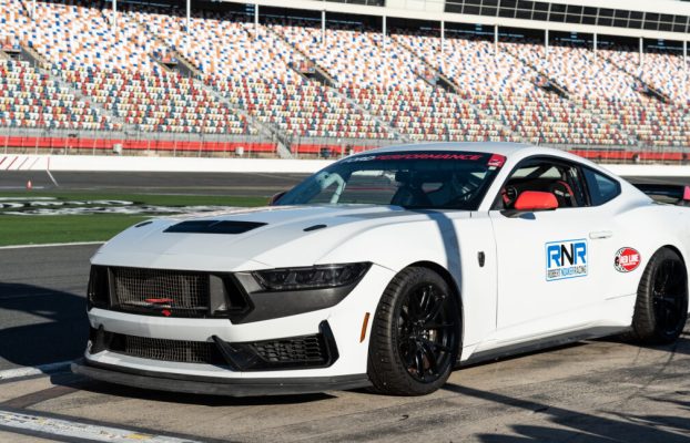 Conducir el Ford Mustang Dark Horse R hace que cualquier otro pony se sienta manso