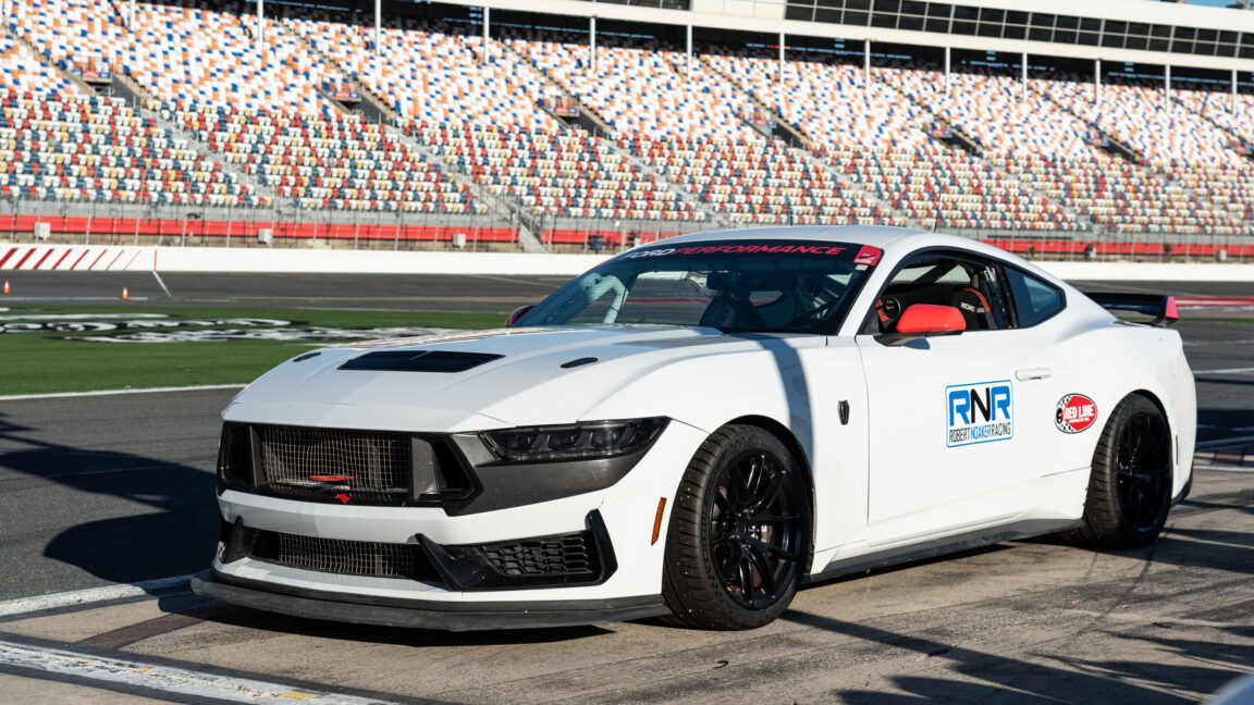 Conducir el Ford Mustang Dark Horse R hace que cualquier otro pony se sienta manso