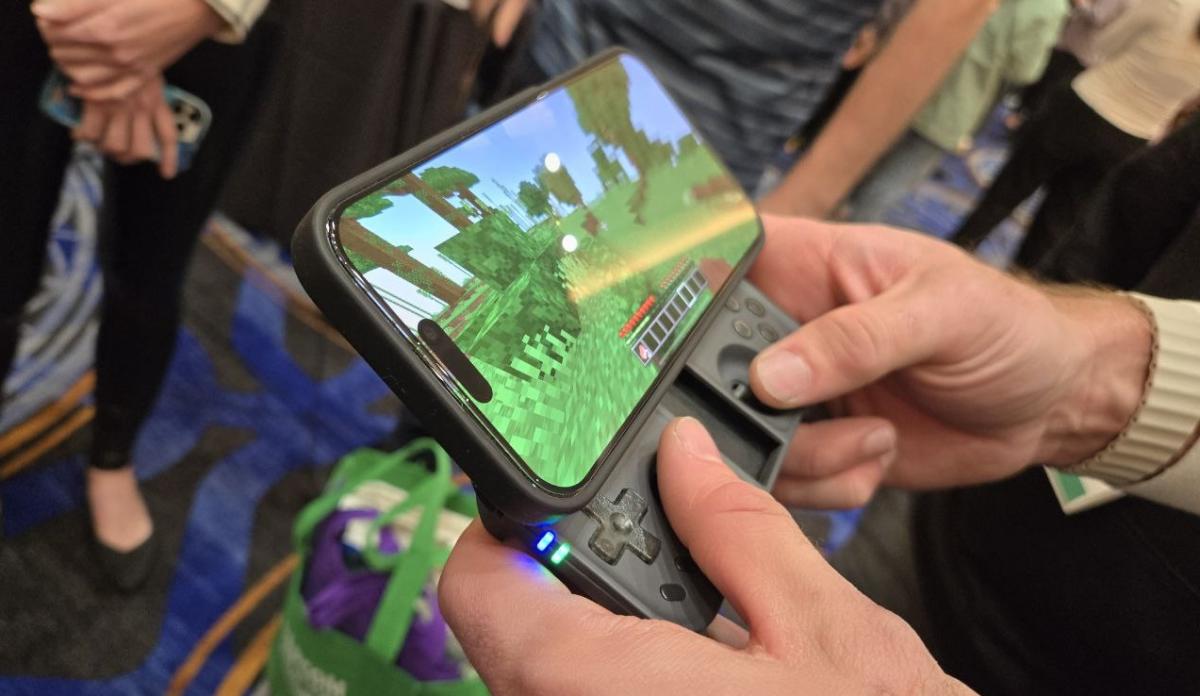Adoro este inteligente gamepad móvil con joysticks de efecto Hall y un diseño a presión