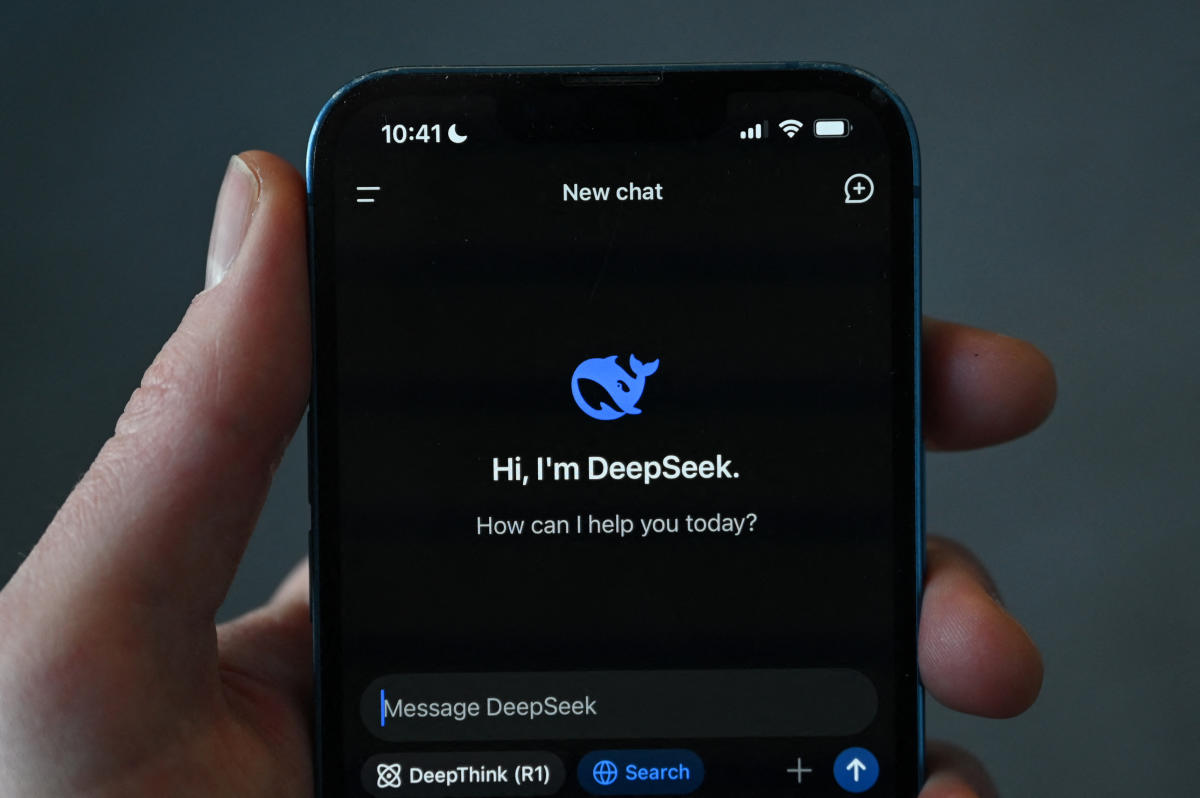 El asistente de inteligencia artificial DeepSeek de China se convierte en la principal aplicación gratuita para iPhone a medida que las acciones tecnológicas de EE. UU. reciben un golpe