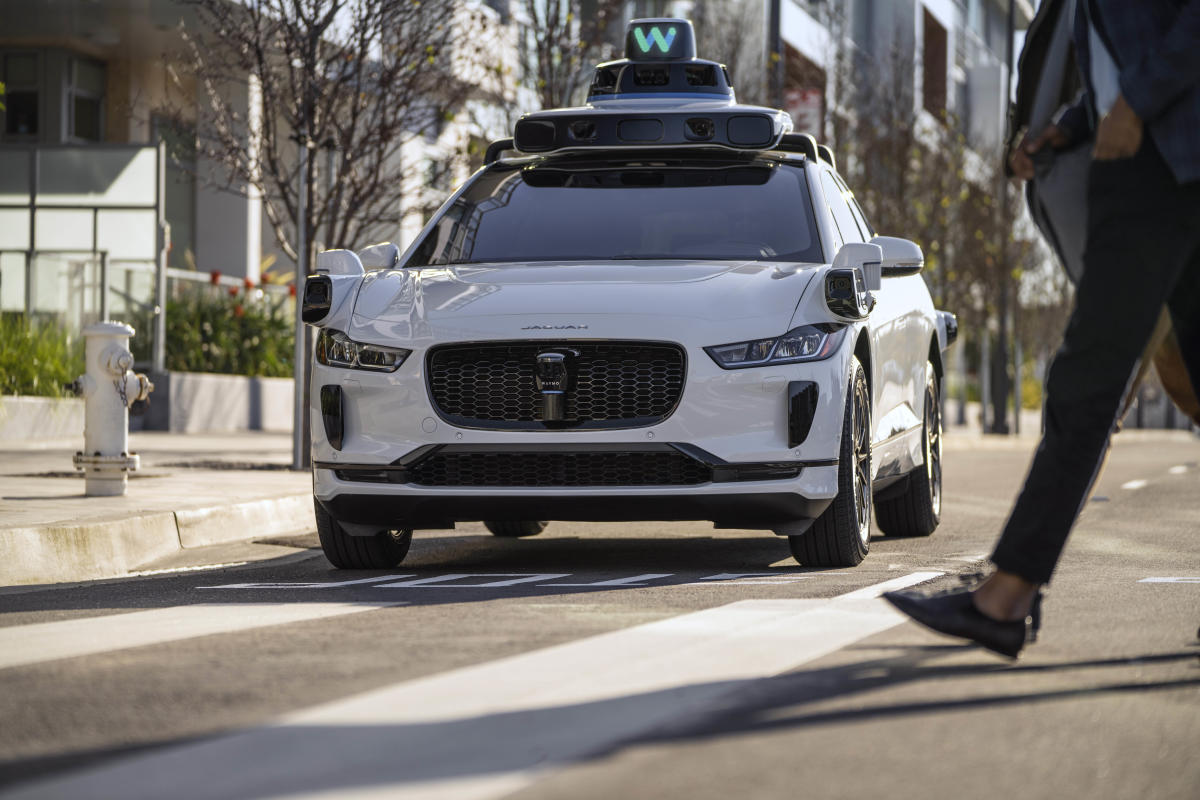 La robotaxis autónoma de Waymo está comenzando a fusionarse en las autopistas de Los Ángeles