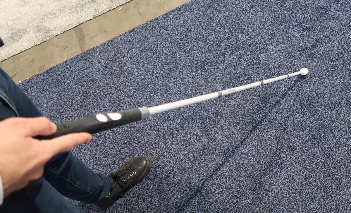 El WeWalk Smart Cane 2 podría ser uno de los pocos buenos casos de uso de IA en CES 2025