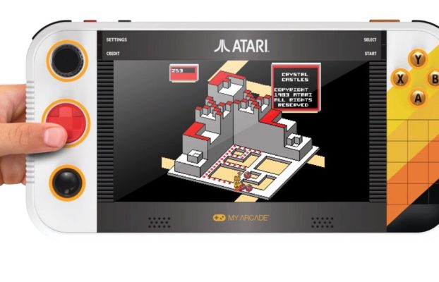 Por supuesto, la nueva computadora de mano de Atari incluye trackball, spinner y teclado numérico.