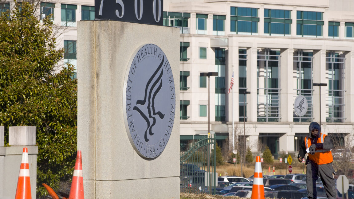 Los estados dicen que han sido expulsados ​​de Medicaid en medio de la congelación de fondos de Trump