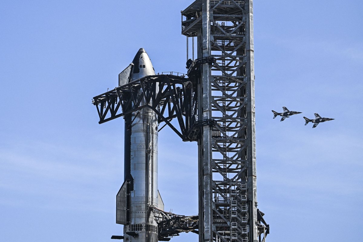 SpaceX y Blue Origin deben investigar las grandes pruebas de cohetes de esta semana, dice la FAA