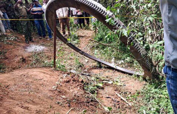 Un anillo de metal brillante cayó a la Tierra y nadie tiene idea de qué es