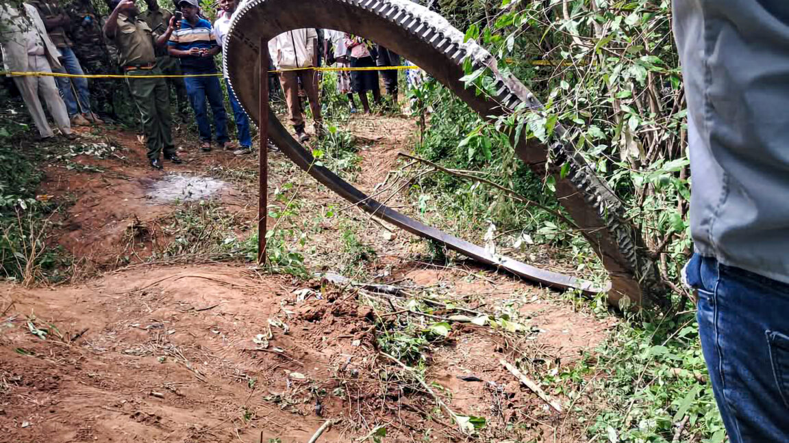 Un anillo de metal brillante cayó a la Tierra y nadie tiene idea de qué es