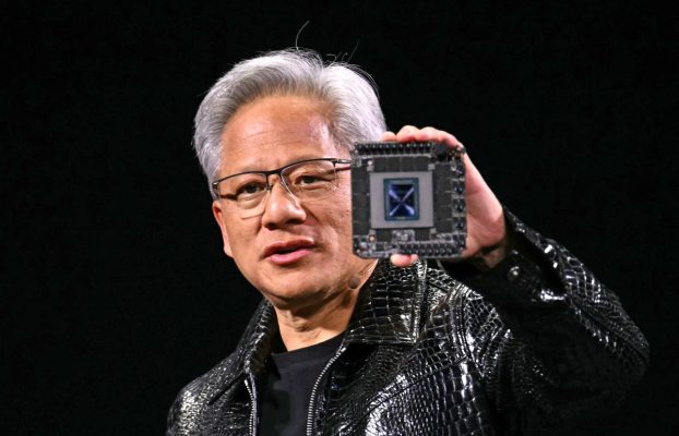 El CEO de Nvidia dice que sus chips de IA están mejorando más rápido que la Ley de Moore