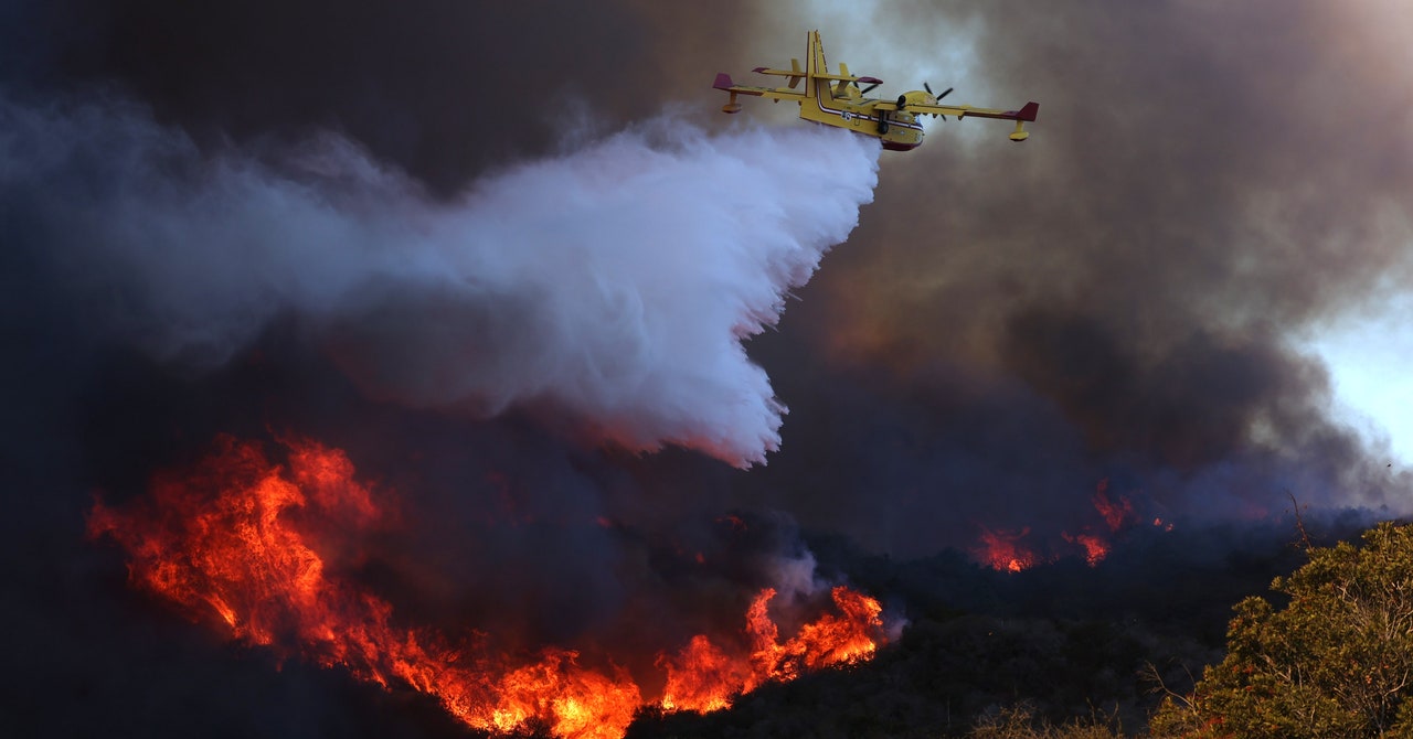 Por qué verter agua de mar sobre los incendios no es la respuesta al problema de los incendios forestales en California